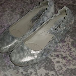 Earthies Brand Tolo Flats